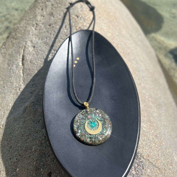 Sacred Healing Pendant (Luna)! GORGEOUS AND PROTECTIVE!!! - Picture 8 of 9